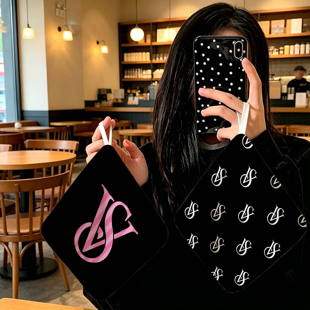 logo Hanging Style Hand Wiping - огляд і ціна Beauty Makeup Louis Vuitton